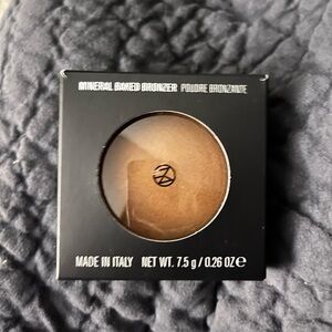 IL MAKIAGE Mineral Baked Bronzer Color: Waka waka